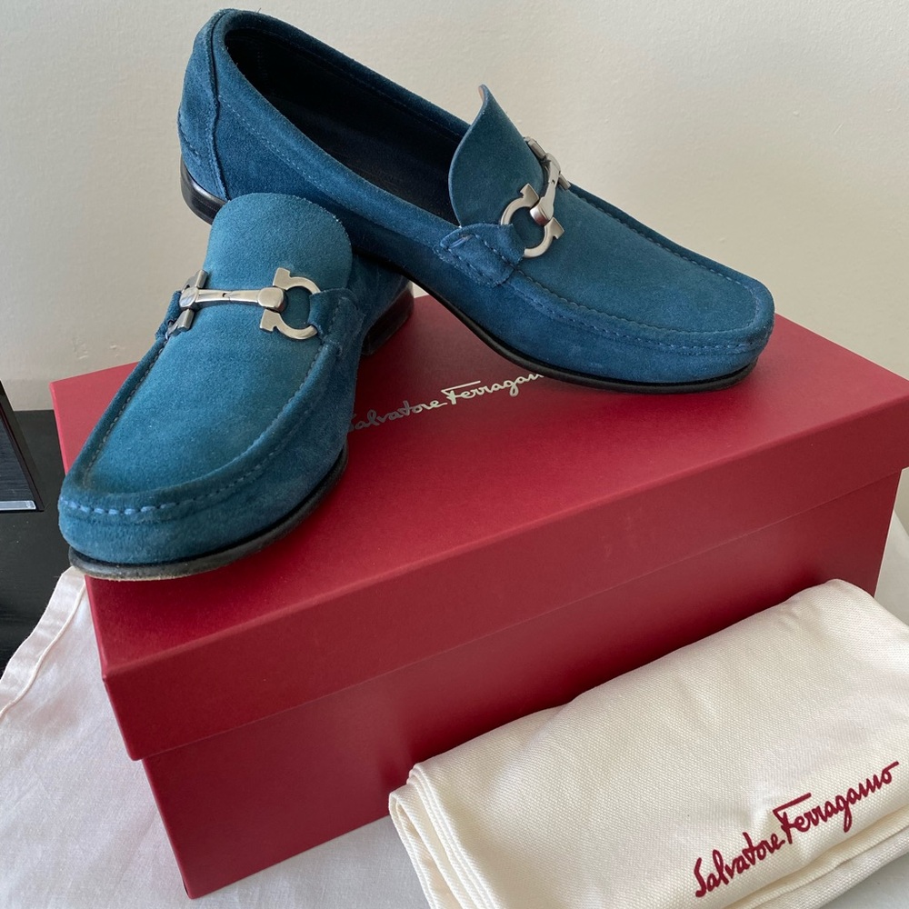 Salvatore Ferragamo mens blu suede gancini bit loafers sz 8E made in Italy